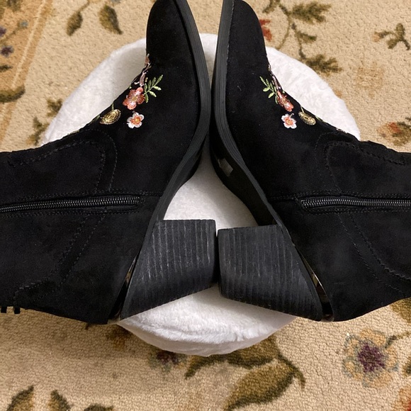 GC Shoes “Rosco” black suede booties - Picture 3 of 8